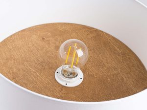 Miniaturka 5 - Wnętrze lampy sufitowej z żarówką filamentową na drewnianej podstawie