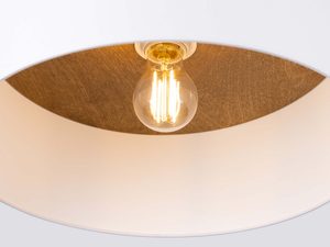 Miniaturka 6 - Detal świecącej żarówki LED w białym plafonie z drewnianym dekorem