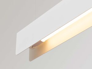 Miniaturka 4 - Detal klosza lampy liniowej LED białej ze świecącym paskiem zbliżenie