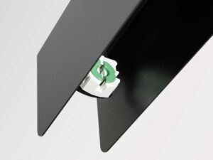 Miniaturka 9 - Detal złącza LED wewnątrz klosza lampy liniowej czarnej zbliżenie