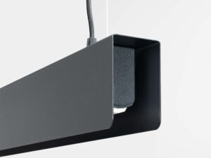 Miniaturka 4 - Detal boczny klosza lampy liniowej LED czarnej z zaślepką