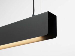 Miniaturka 5 - Detal narożnika klosza lampy liniowej LED czarnej ze świecącym paskiem