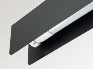 Miniaturka 6 - Detal świetlówki LED wewnątrz klosza lampy liniowej czarnej