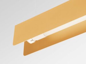 Miniaturka 7 - Detal klosza lampy liniowej LED musztardowej z widocznym dyfuzorem światła