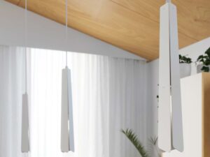 Miniaturka 16 - Trzy lampy wiszące białe minimalistyczne w aranżacji salonu zbliżenie