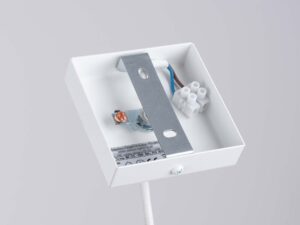 Miniaturka 9 - Wnętrze podsufitki lampy wiszącej białej z kostką elektryczną