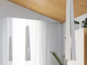 Miniaturka 16 - Białe lampy wiszące w aranżacji salonu z drewnianym sufitem i roślinami