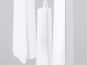 Miniaturka 6 - Trzy płaskie klosze lampy wiszącej białej trójpunktowej z przewodami zbliżenie