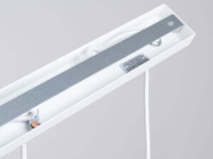 Miniaturka 11 - Wnętrze prostokątnej podstawy sufitowej lampy białej z okablowaniem i uchwytem montażowym