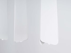 Miniaturka 7 - Trzy płaskie klosze lampy wiszącej białej w szeregu detal zbliżenie