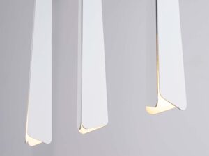 Miniaturka 8 - Trzy płaskie klosze lampy białej świecące ciepłym światłem detal zbliżenie