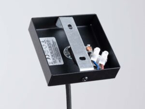Miniaturka 9 - Wnętrze podsufitki lampy wiszącej czarnej z kostką elektryczną