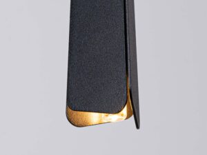 Miniaturka 4 - Detal klosza lampy wiszącej czarnej ze świecącą żarówką zbliżenie