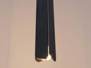 Miniaturka 6 - Czarna lampa wisząca ze świecącą żarówką LED zbliżenie na klosz