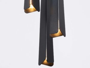 Miniaturka 5 - Trzy klosze lampy wiszącej potrójnej czarnej ze świecącymi żarówkami zbliżenie