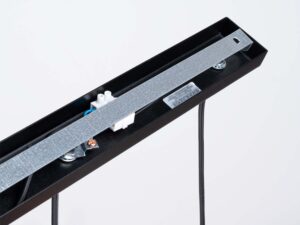 Miniaturka 11 - Wnętrze prostokątnej podsufitki lampy wiszącej czarnej z kostką elektryczną