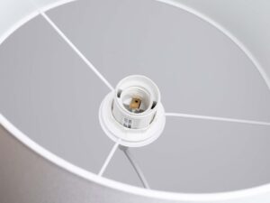 Miniaturka 4 - Wnętrze abażura lampy wiszącej z gniazdem E27 zbliżenie