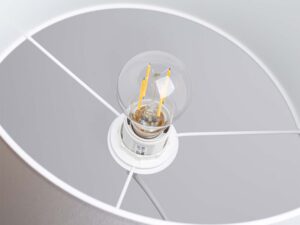 Miniaturka 5 - Żarówka filamentowa w gnieździe E27 lampy wiszącej z abażurem zbliżenie