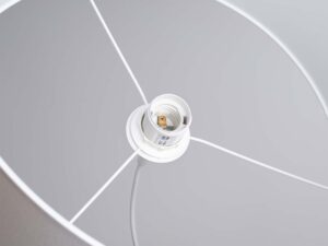 Miniaturka 5 - Wnętrze abażura lampy wiszącej z gniazdem E27 zbliżenie