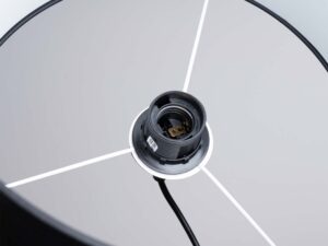 Miniaturka 5 - Wnętrze abażura lampy wiszącej z gniazdem E27 zbliżenie