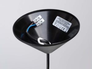 Miniaturka 7 - Wnętrze czarnej stożkowej podsufitki lampy wiszącej z okablowaniem