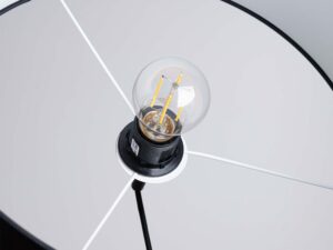 Miniaturka 5 - Żarówka filamentowa w gnieździe E27 lampy wiszącej czarnej 40cm zbliżenie