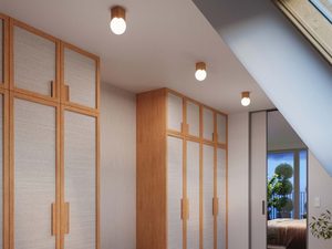 Miniaturka 11 - Drewniane plafony z białymi kulami w garderobie ze skosem