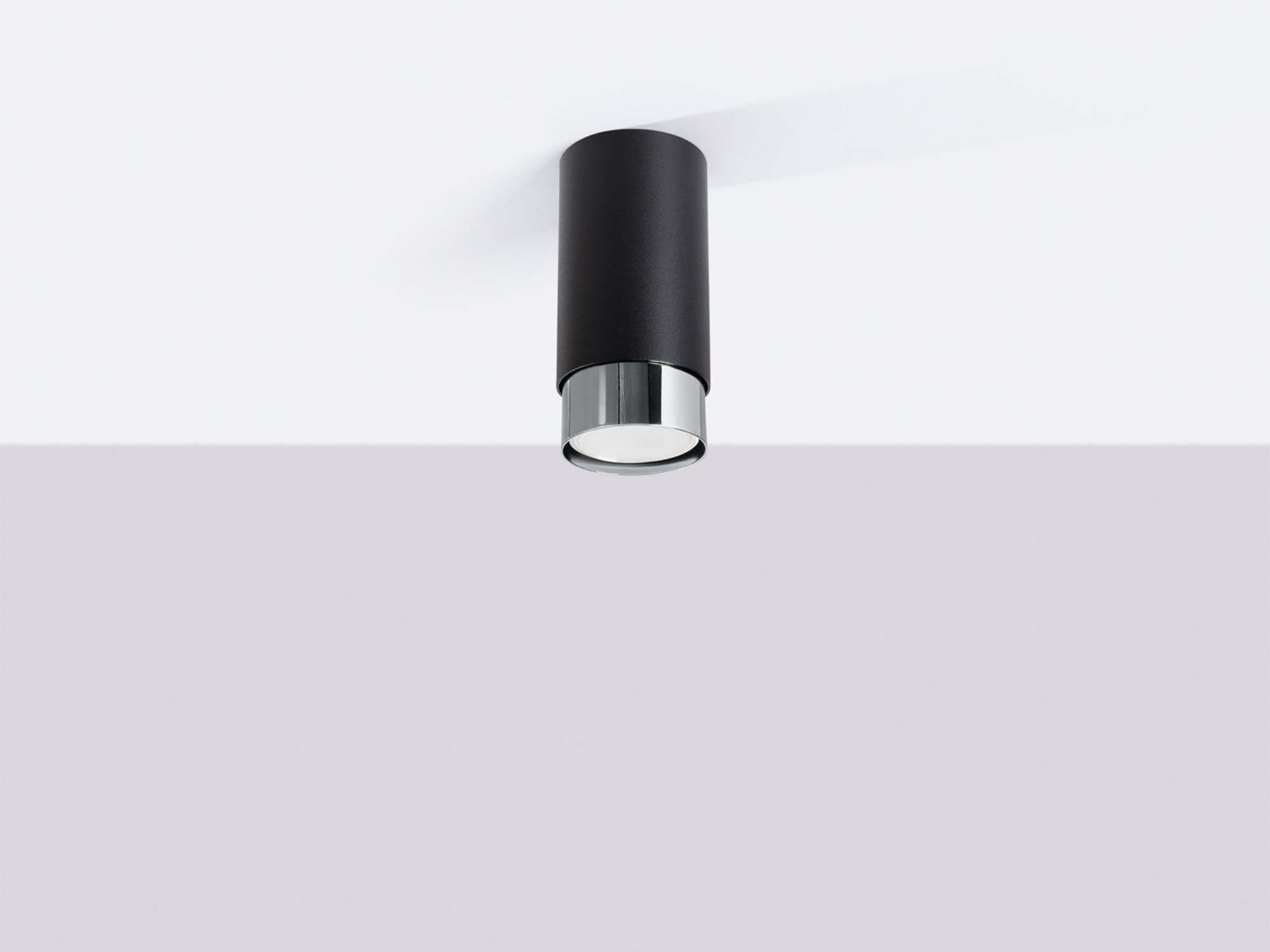 Czarno-chromowany spot natynkowy cylindryczny w aranżacji sufitu Czarno-chromowany spot natynkowy cylindryczny w aranżacji sufitu