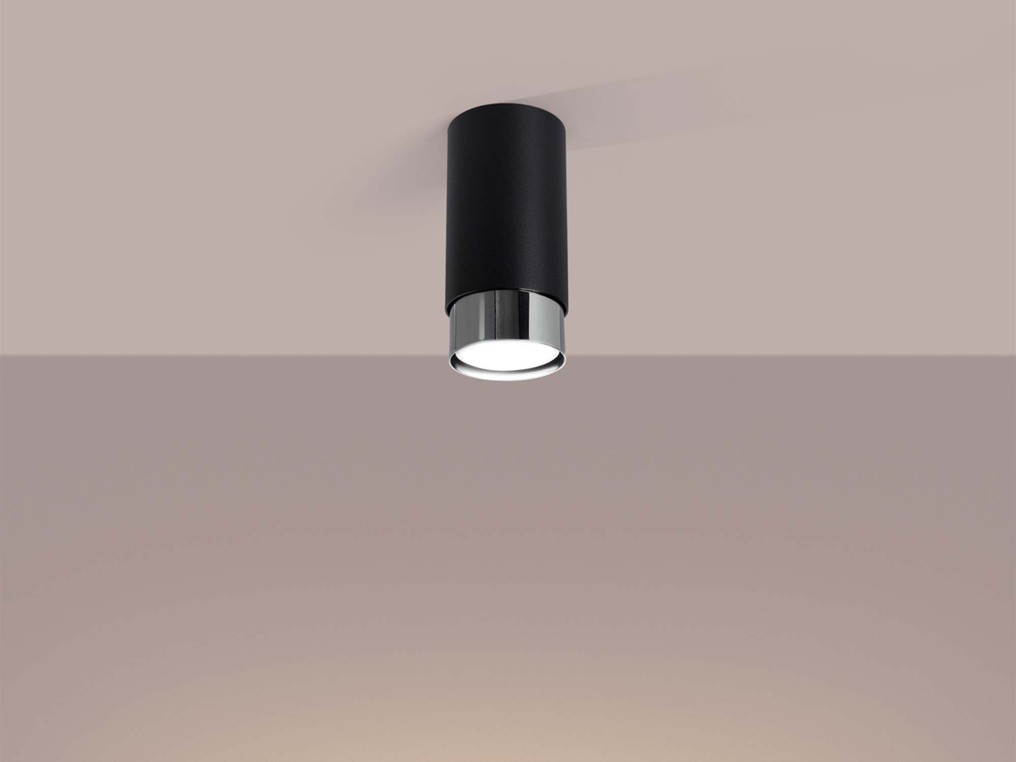 Spot natynkowy czarno-chromowany cylindryczny świecący ciepłym światłem Spot natynkowy czarno-chromowany cylindryczny świecący ciepłym światłem