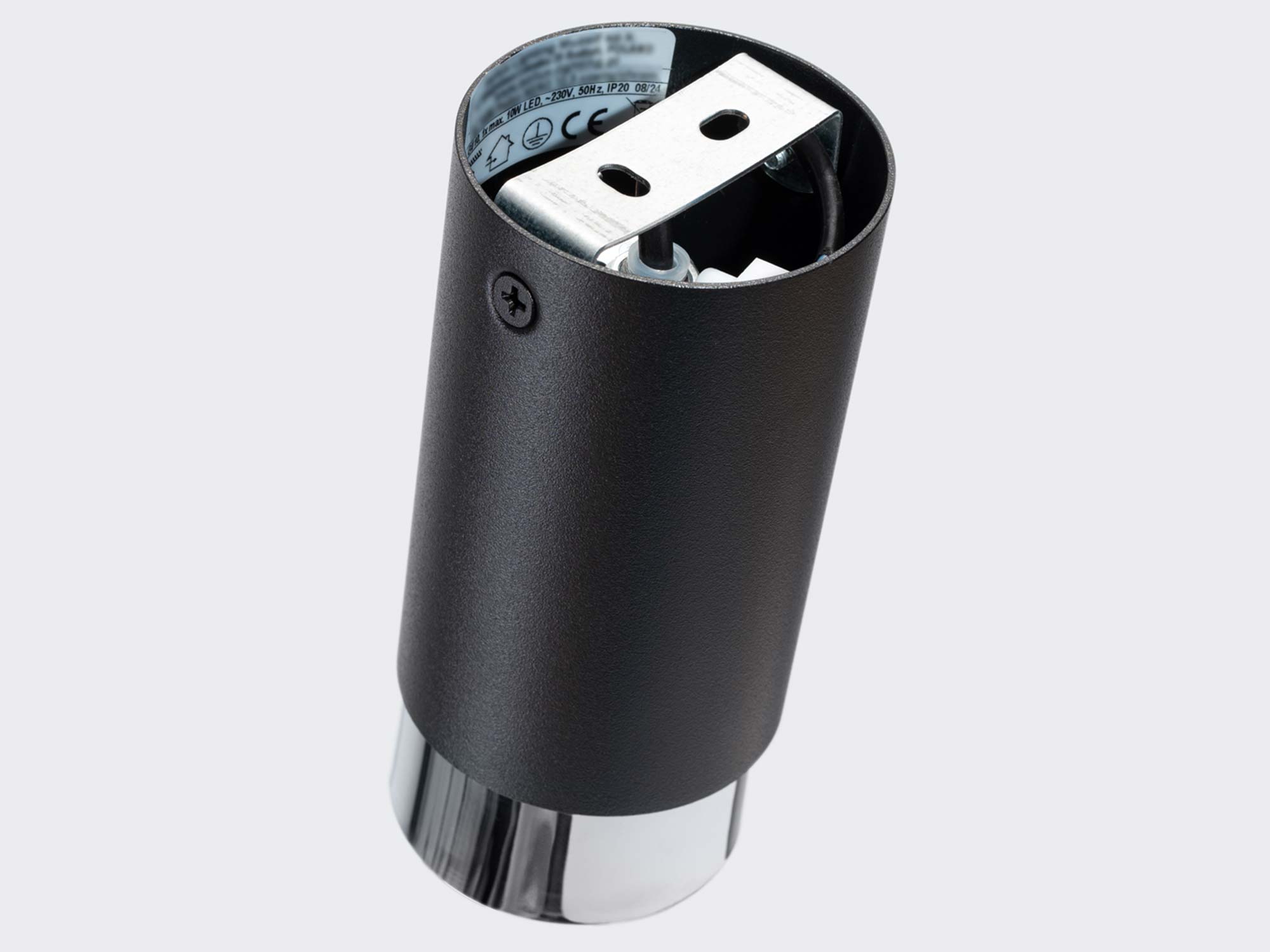 Detal wnętrza spotu natynkowego czarno-chromowanego z uchwytem montażowym Detal wnętrza spotu natynkowego czarno-chromowanego z uchwytem montażowym