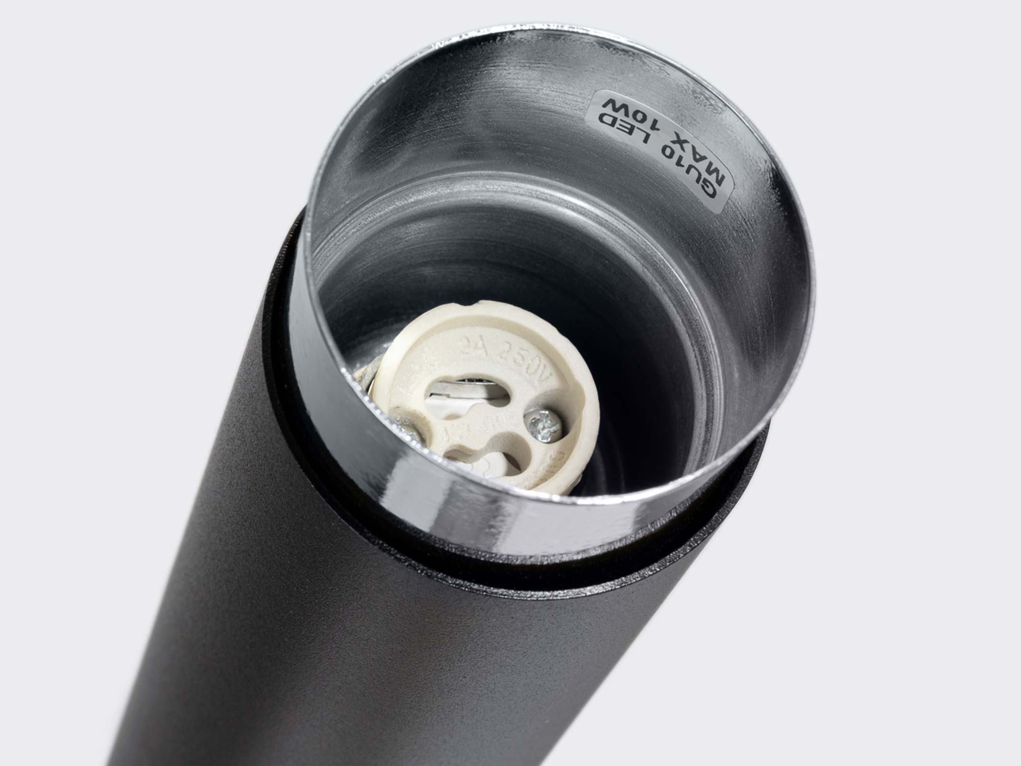 Detal wnętrza spotu natynkowego czarno-chromowanego z gniazdem GU10 zbliżenie Detal wnętrza spotu natynkowego czarno-chromowanego z gniazdem GU10 zbliżenie