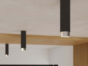 Miniaturka 9 - Detal trzech spotów natynkowych wydłużonych czarno-chromowanych na suficie zbliżenie