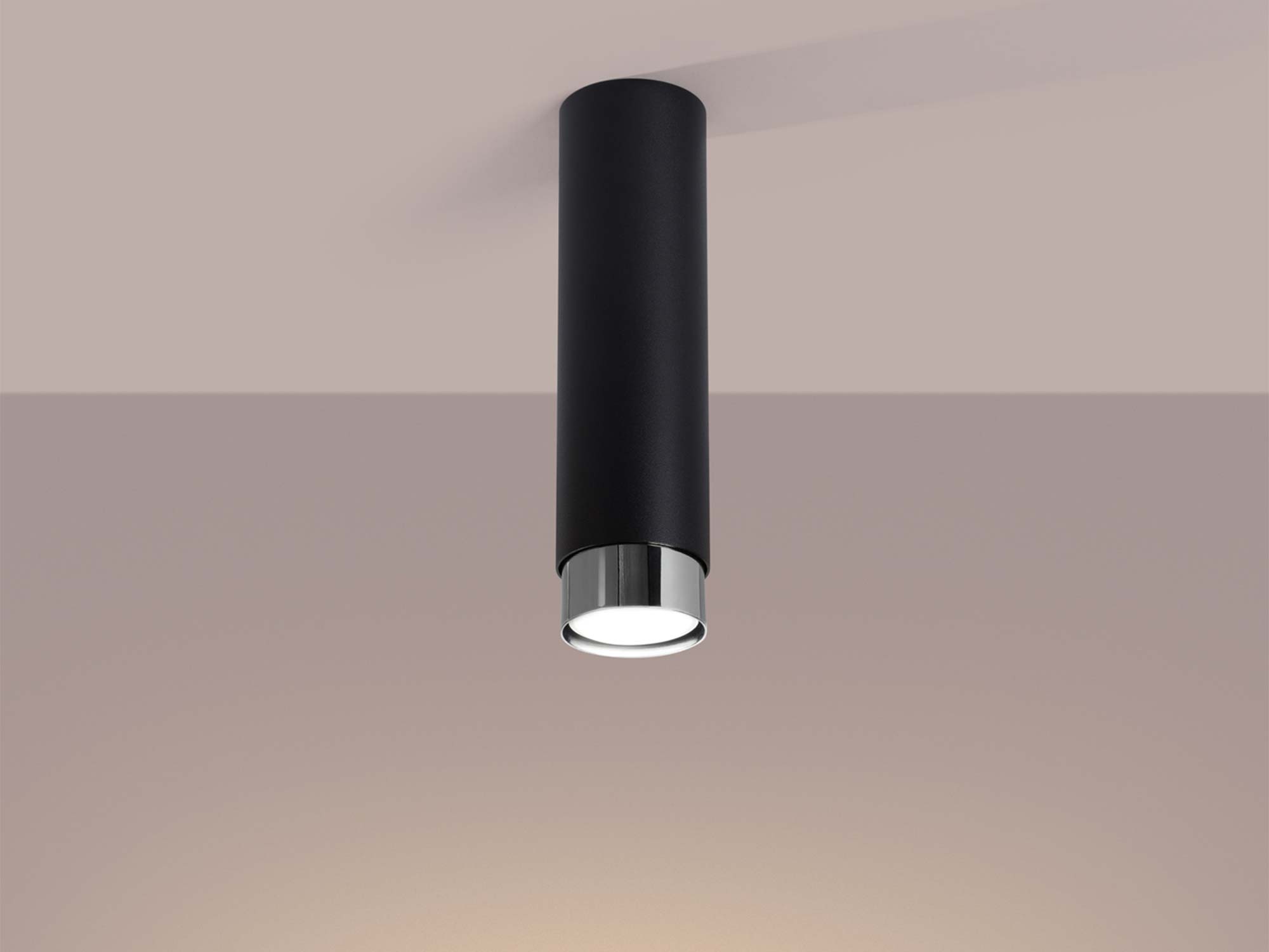 Spot natynkowy wydłużony czarno-chromowany świecący ciepłym światłem Spot natynkowy wydłużony czarno-chromowany świecący ciepłym światłem