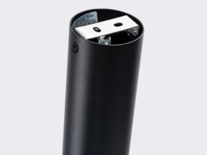 Miniaturka 3 - Detal wnętrza spotu wydłużonego czarno-chromowanego z uchwytem montażowym