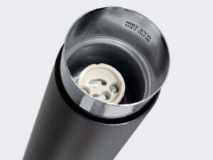 Miniaturka 4 - Detal wnętrza spotu wydłużonego czarno-chromowanego z gniazdem GU10 zbliżenie