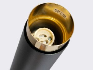 Miniaturka 4 - Detal wnętrza spotu natynkowego czarno-złotego z gniazdem GU10 zbliżenie