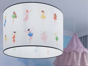 Miniaturka 9 - Zbliżenie na abażur lampy z wzorem tańczących wróżek ze skrzydłami