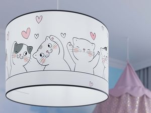 Miniaturka 10 - Zbliżenie na biały abażur z rysunkami kotków i różowych serc