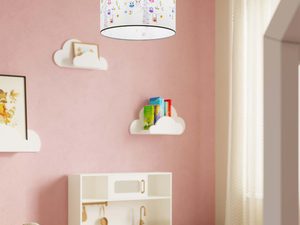 Miniaturka 7 - Sufitowa lampa z motywem sów w pastelowym pokoju z półkami chmurek