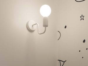 Miniaturka 8 - Biały kinkiet nowoczesny z okrągłą żarówką nad łóżkiem