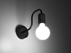 Miniaturka 4 - Czarny kinkiet ścienny z kulą świecącą na szarym tle