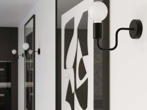 Miniaturka 13 - Czarny kinkiet ścienny z białą żarówką w nowoczesnym wnętrzu z obrazami