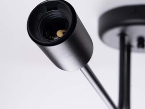 Miniaturka 4 - Detal oprawki żarówki czarnej lampy sufitowej z bliska