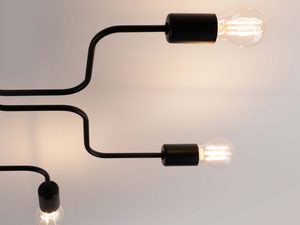 Miniaturka 8 - Fragment lampy sufitowej czarnej z trzema świecącymi żarówkami
