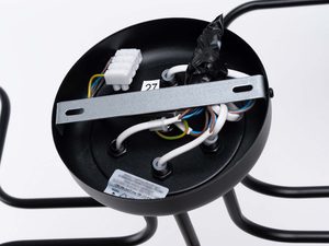 Miniaturka 10 - Wnętrze podstawy montażowej lampy sufitowej z okablowaniem elektrycznym