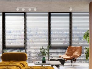 Miniaturka 8 - Sufitowa lampa czterokulowa biała w nowoczesnym wnętrzu z żaluzjami