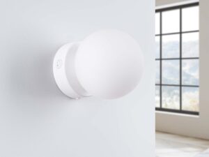 Miniaturka 1 - Biały kinkiet ścienny z szklaną kulą w aranżacji przy oknie