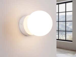 Miniaturka 2 - Kinkiet z mleczną kulą włączony emitujący ciepłe światło