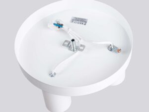 Miniaturka 3 - Spód plafonu białego z widocznym okablowaniem i uchwytami montażowymi