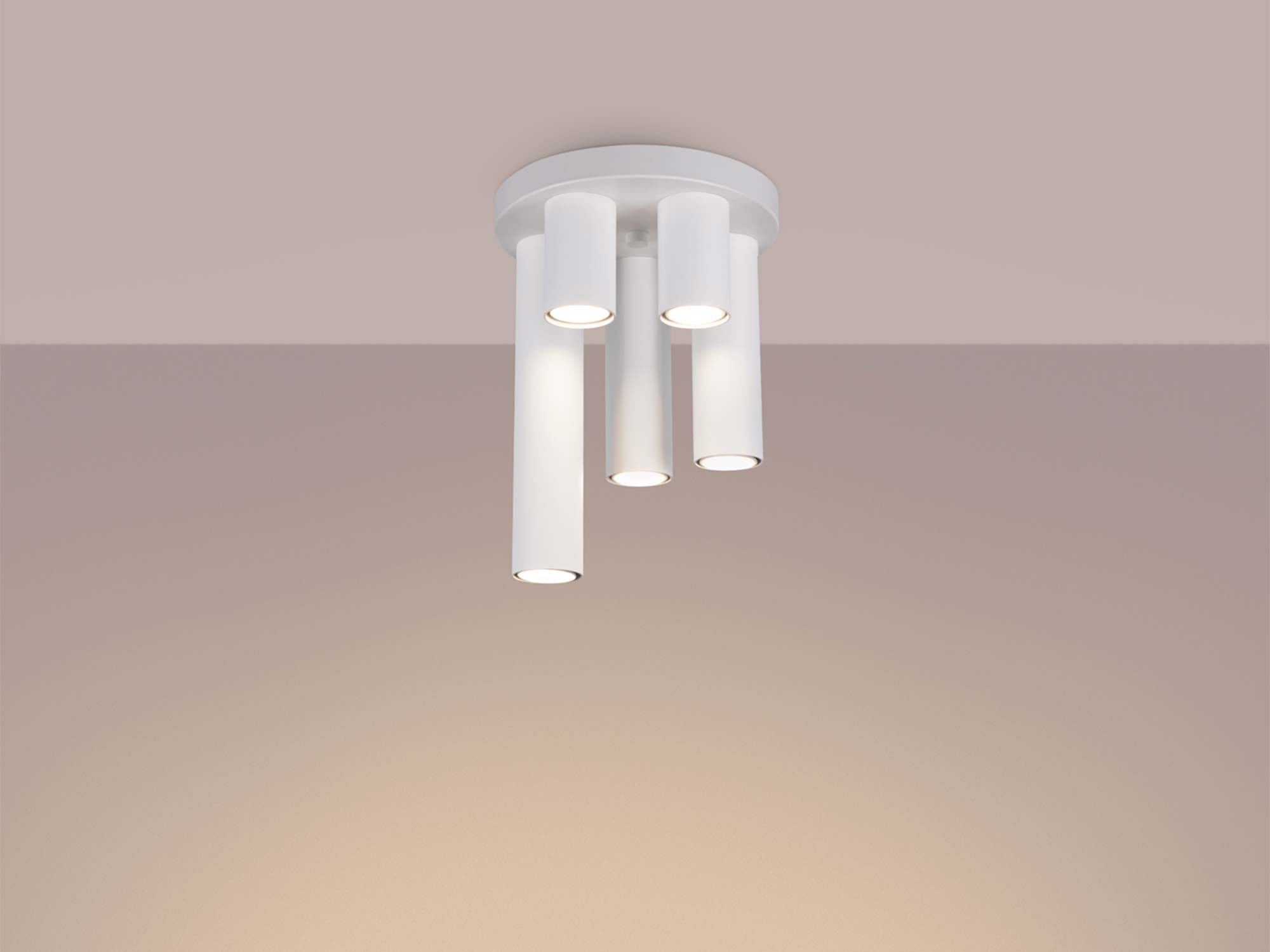 Czteropunktowy plafon biały z włączonymi żarówkami LED Czteropunktowy plafon biały z włączonymi żarówkami LED